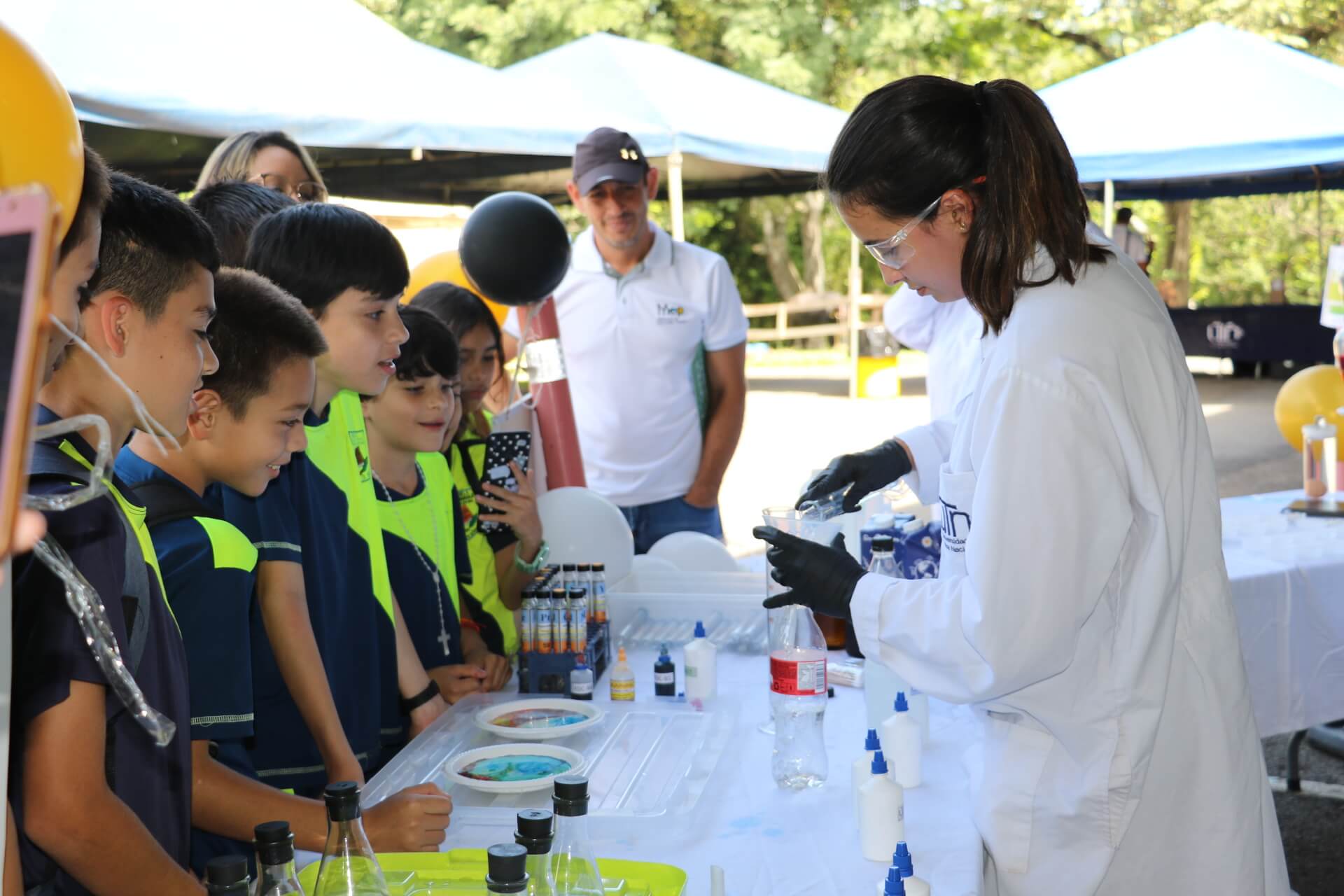 Feria científica interuniversitaria reunió a más de 350 escolares